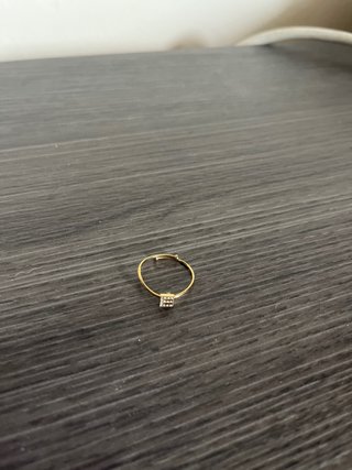 Anello dorato con la lettera E