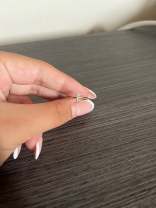 Anello dorato con la lettera E