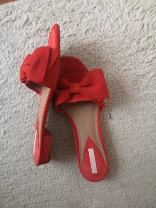 Sandalias de piel rojas con lazo