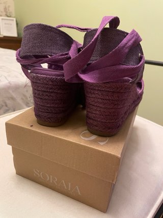 Alpargatas moradas tacón con cintas