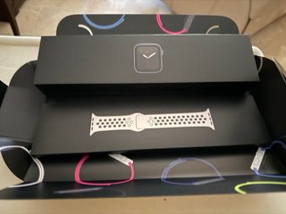 Apple Watch Series 5 44mm GPS + Cellular