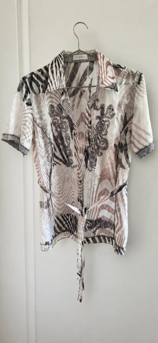 Camisa larga de tela ligera y fresca.