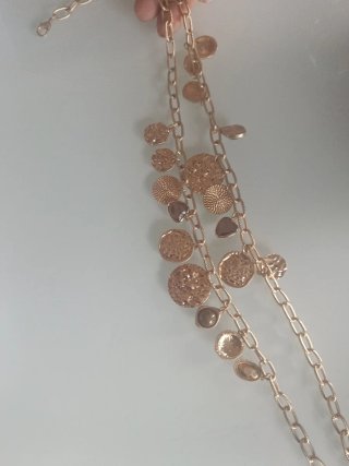 Collana con ciondoli color oro