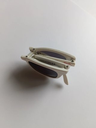 Gafas de sol plegables para niña. Color  blanco.