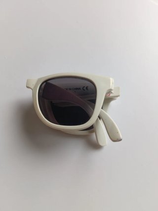 Gafas de sol plegables para niña. Color  blanco.