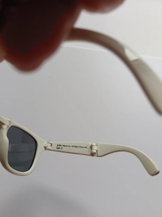Gafas de sol plegables para niña. Color  blanco.
