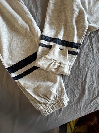 Conjunto Bershka gris crop top y pantalón