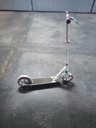 Patinete blanco y morado