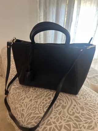 Bolso negro con asa