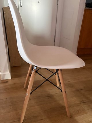 Sillas de plástico y madera