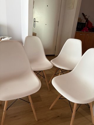 Sillas de plástico y madera