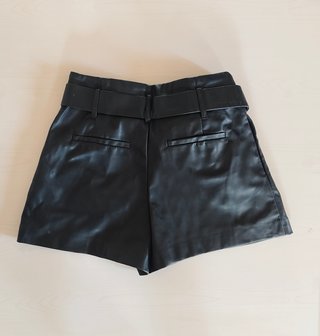 Shorts Zara efecto piel con cinturón