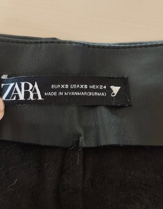 Shorts Zara efecto piel con cinturón