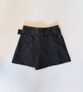 Shorts Zara efecto piel con cinturón