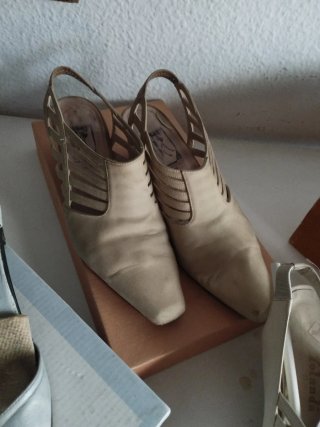 Sandalias de tacón beige y grises
