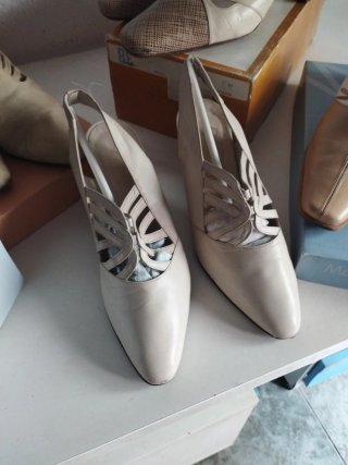 Sandalias de tacón beige y grises