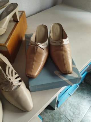 Sandalias de tacón beige y grises