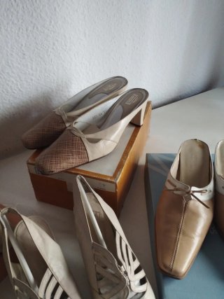 Sandalias de tacón beige y grises