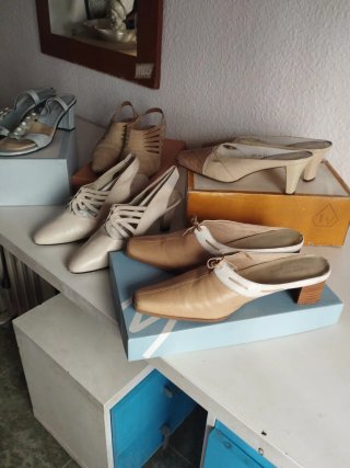 Sandalias de tacón beige y grises