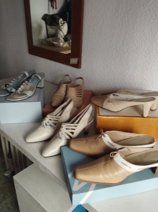 Sandalias de tacón beige y grises