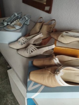 Sandalias de tacón beige y grises