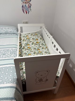 Cuna de bebé blanca con osito
