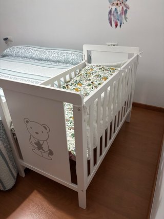 Cuna de bebé blanca con osito