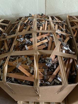 Perchas de madera con pinza metálica Total: 3547