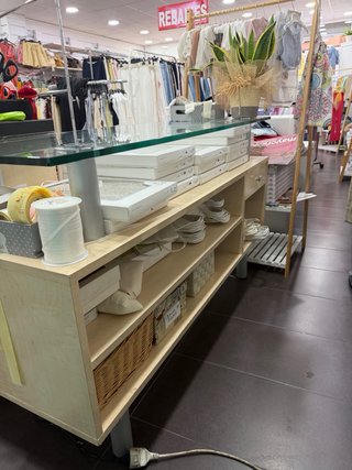 Mostradores de tienda madera y cristal