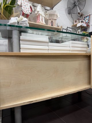 Mostradores de tienda madera y cristal