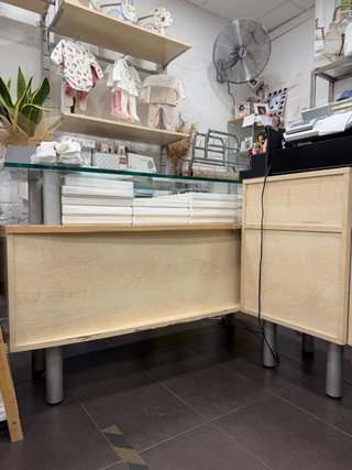 Mostradores de tienda madera y cristal