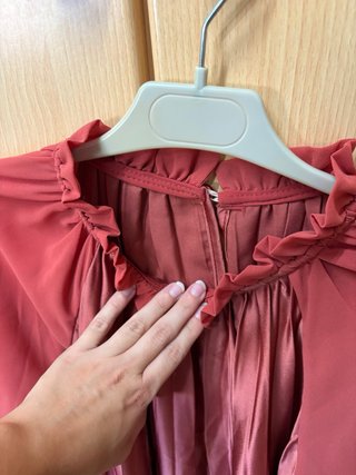 Vestido rosa plisado con volantes