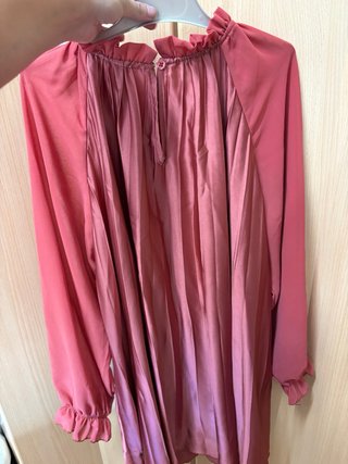Vestido rosa plisado con volantes