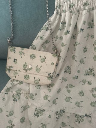 Vestido floral veraniego con bolso