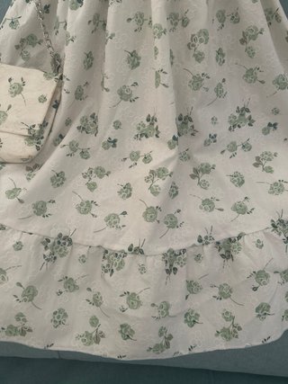 Vestido floral veraniego con bolso