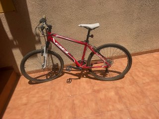 Bicicleta de montaña BH roja