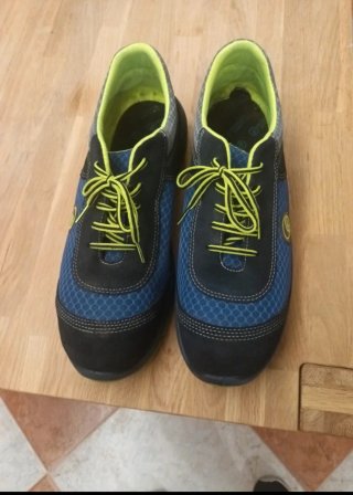 Zapatos de seguridad negros y azules