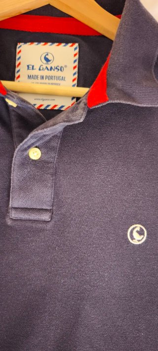 Polo El Ganso Azul con Detalles Rojos