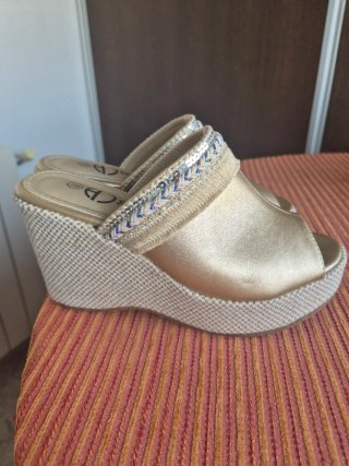 Cuñas doradas con pedrería talla 36