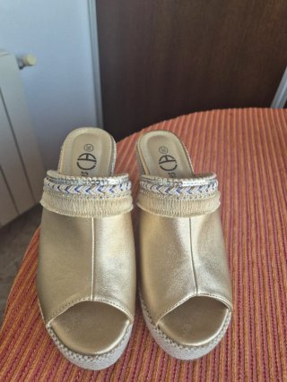 Cuñas doradas con pedrería talla 36