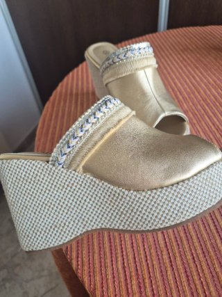 Cuñas doradas con pedrería talla 36