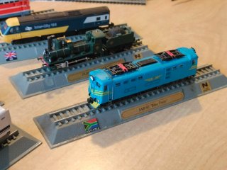 Lotto 15 trenini scala N statici