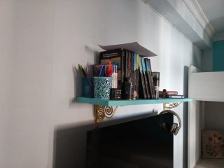 Escritorio infantil madera y estantería