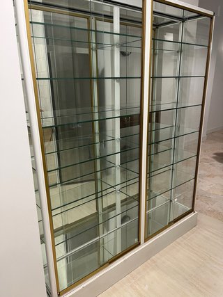 Librería cristal y metal dorado
