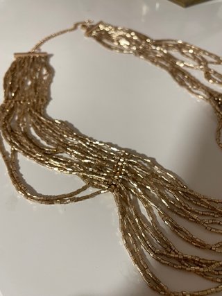 Collar de múltiples hilos dorado