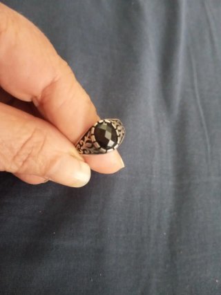 Anello in argento con pietra nera