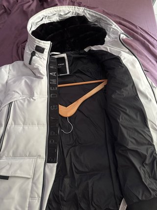Chaqueta acolchada con capucha gris