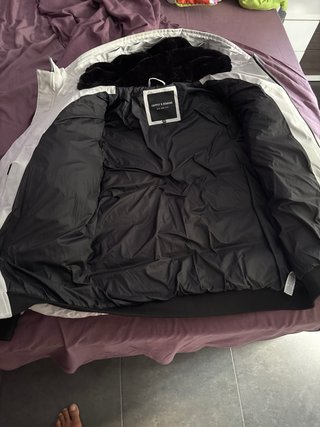 Chaqueta acolchada con capucha gris