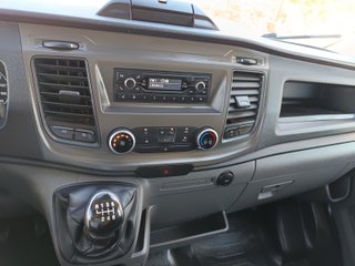 Ford Transit chasis caja cerrada con trampilla