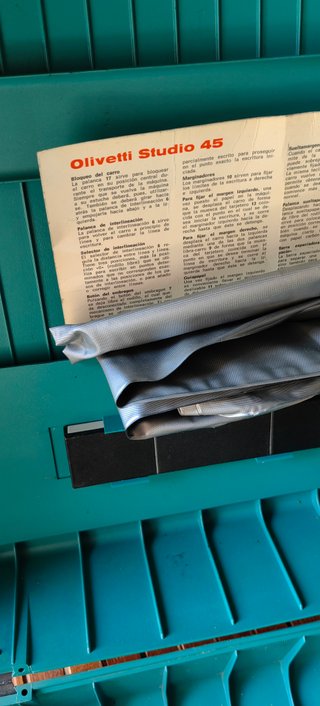 Máquina de escribir Olivetti Studio 45 con caja